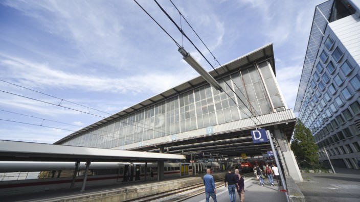 München: Lange Wege: Noch müssen Fahrgäste am Gleis elf entlanglaufen, um zu den anderen Gleisen zu kommen. Künftig soll ein Steg eine Abkürzung bieten.