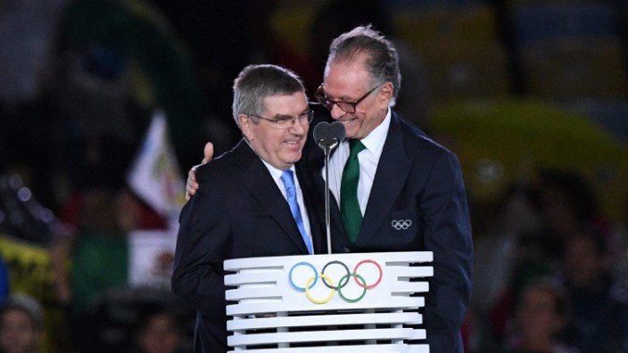 Olympische Spiele 2016: IOC-Präsident Thomas Bach (l.) und Carlos Arthur Nuzman bei der Abschlussfeier in Rio