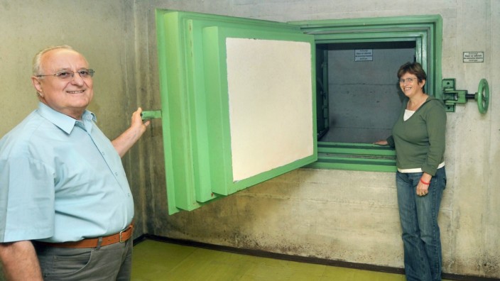 Sicherheit: Bombensicher: Albert Schmid an seiner Kellertür aus Stahl.