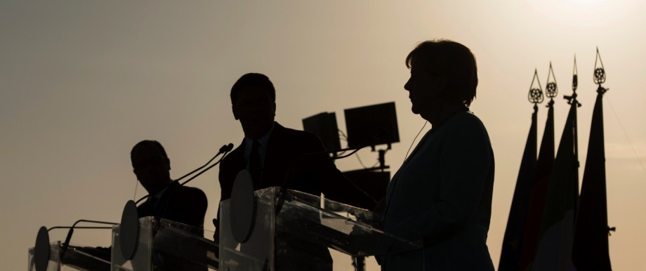 Europa: Projekt Wiederbelebung der EU: Angela Merkel neben Matteo Renzi und François Hollande auf dem Flugzeugträger Garibaldi