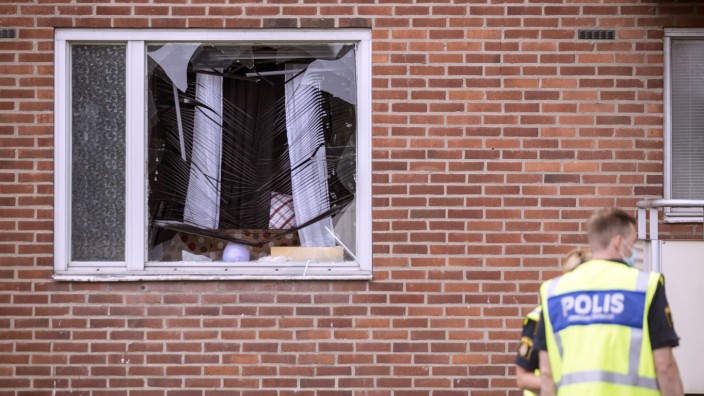 Kriminalität: Das kaputte Fenster des Appartementblockes in Biskopsgården, Göteborg: In dem Haus wohnte der von einer Granate getötete achtjährige Junge.