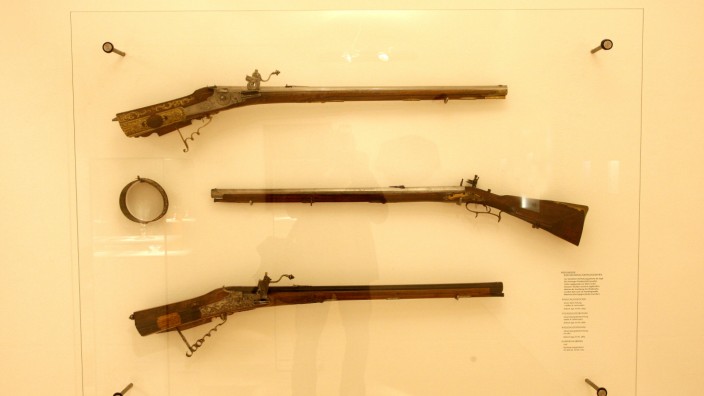 Serie: Schätze aus dem Stadtmuseum: Ein Schaukasten mit drei Jagdwaffen aus dem Freisinger Büchsenmacherhandwerk.