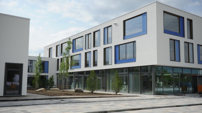 Bildung: Das Gymnasium in der Knorrstraße hat 65 Millionen Euro gekostet.