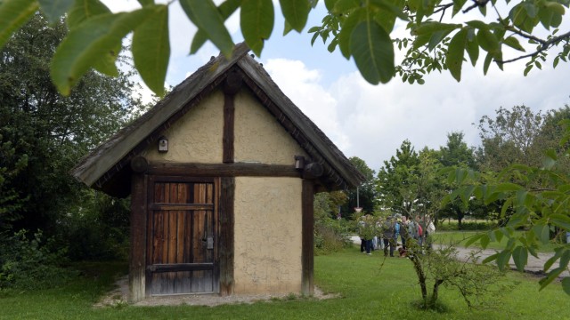 Ortsgeschichte: Das Keltenhaus am Köglweg steht für das Leben in der Frühzeit in Taufkirchen.