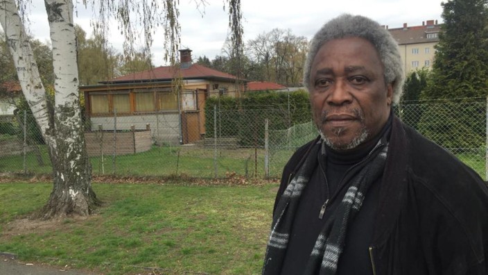 Kolonialgeschichte: Mnyaka Sururu Mboro, 69, kämpft seit Jahren gegen Berliner Straßennamen, die den Kolonialismus hochhalten. Im "Dauerkleingartenverein Togo" hatte er Erfolg.