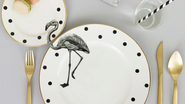 Wohn-Trend: Auch auf dem Tellerset von etsy-Verkäufer yvonneellen hat sich ein Flamingo niedergelassen.