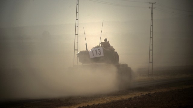Operation "Schutzschild Euphrat": "Jetzt muss ein Schlusspunkt gesetzt werden": ein türkischer Panzer auf dem Weg nach Nordsyrien.