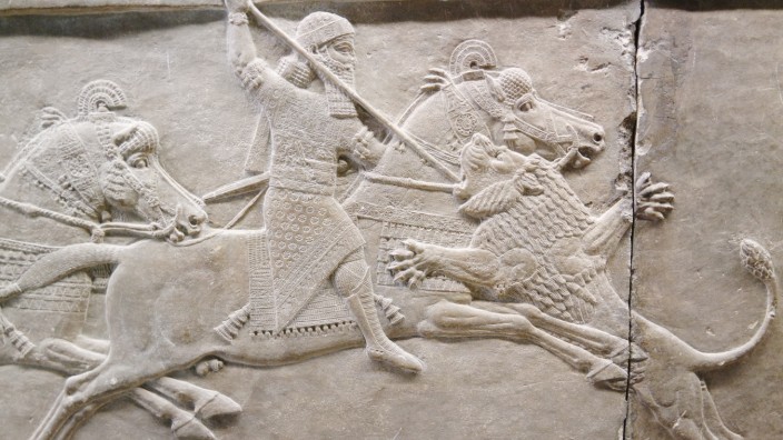 Archäologie: Natürlich ritt Assurbanipal auf rassigen Pferden und kämpfte gegen Löwen, so wie es Könige halt tun. Bemerkenswert aber: Im Gürtel des Herrschers stecken zwei Schreibstifte.