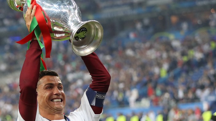 Fußballer des Jahres: Europameister, Champions-League-Sieger und Europas Fußballer des Jahres: Cristiano Ronaldo