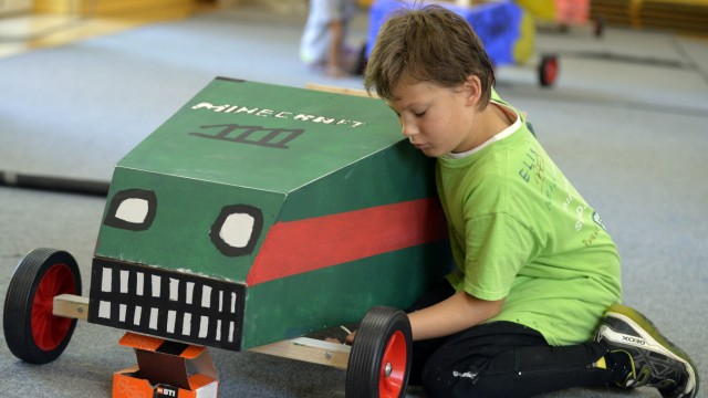 Grünwald: Mit großem Eifer bauen die Kinder ihre Bausätze zu flotten Seifenkisten zusammen.