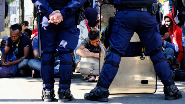 Frankreich: Alle paar Tage kommt die Polizei und bringt ein paar von ihnen in Unterkünfte für Flüchtlinge. Genau darauf hoffen viele illegale Migranten in Paris.