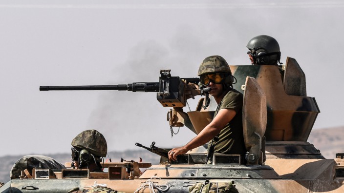 Eskalation der Kämpfe in Nord-Syrien: Türkischer Panzer auf dem Weg nach Syrien.