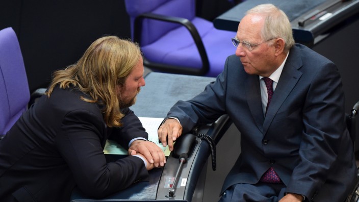 Steuern: Grünen-Fraktionschef Anton Hofreiter (links) im Gespräch mit dem Bundesfinanzminister Wolfgang Schäuble.