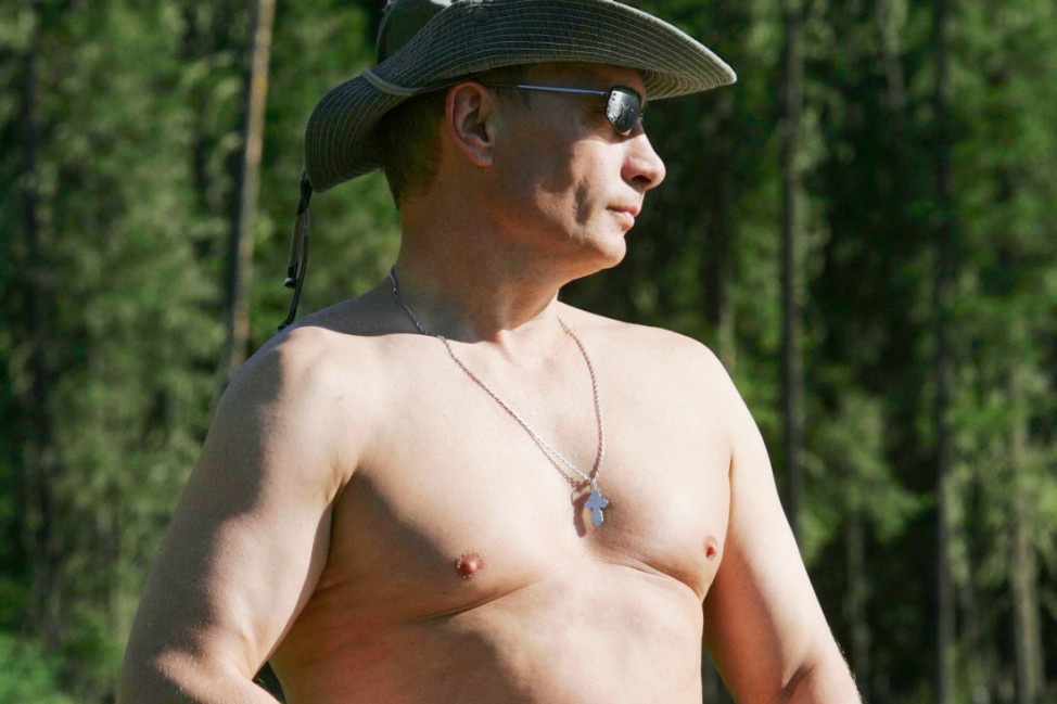 Wladimir Putin mit nacktem Oberkörper beim Angeln am Ufer des Jenissei