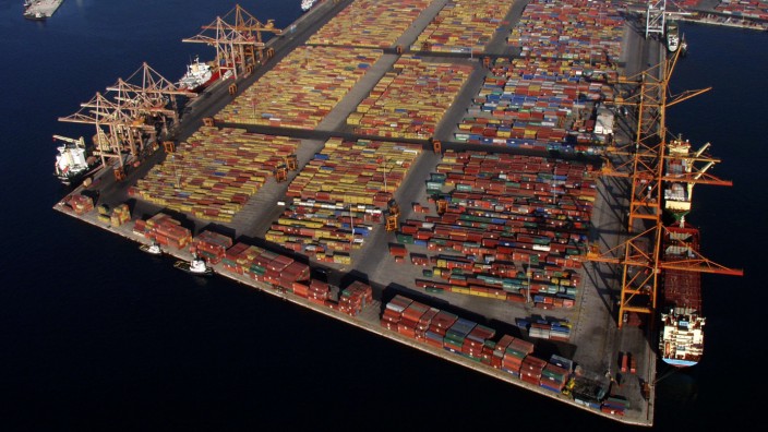 Schifffahrt in Griechenland: Der Hafen von Piraeus: Gut 4000 Schiffe gehören heute griechischen Reedern, nach der Transportkapazität ist dies die größte Handelsarmada der Welt.