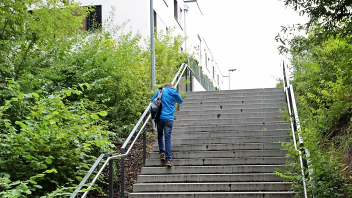 Nahversorgung in  Freising: Die Treppe zum Steincenter ist für ältere Menschen oft beschwerlich.