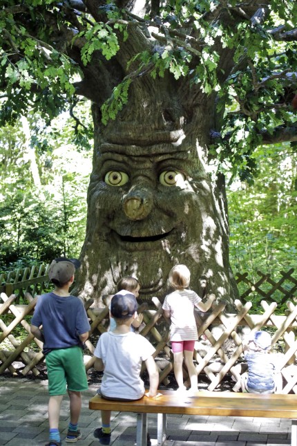 Wolfratshausen: Der sprechende Baum zieht die jungen Besucher in seinen Bann.