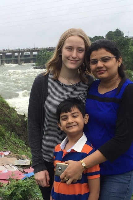 Wolfratshausen/Bhopal: Erfahrungen fürs Leben: Mira mit ihrer Gastmutter Deepti und ihrem kleinen "Bruder" Anant in Indien.