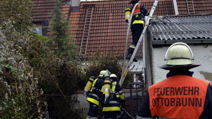 Ottobrunn: Noch wissen Ottobrunns Feuerwehrler nicht, warum der Schuppen an der Hans-Watzlik-Straße Feuer fing. Den Brand aber hatten sie schnell unter Kontrolle.