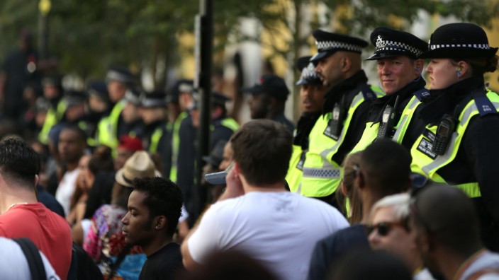 London: Polizisten und Feiernde am zweiten Tag des Notting-Hill-Festivals im Londoner Westen.