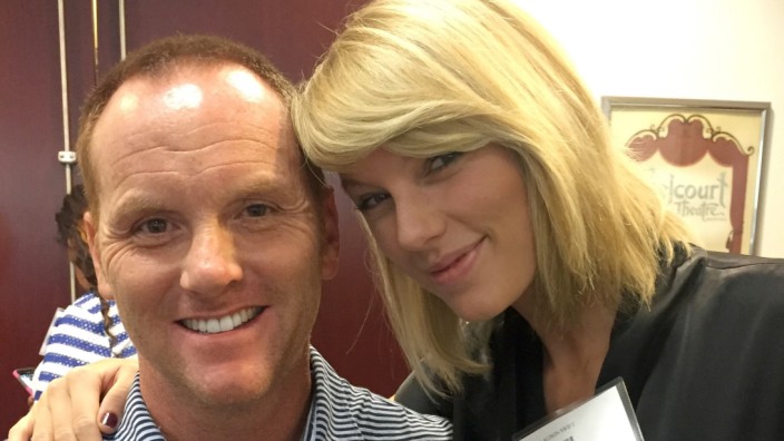 Promis: Taylor Swift meldete sich im Gericht in Nashville zum Geschworenendienst und machte Fotos mit anderen Jurymitgliedern.