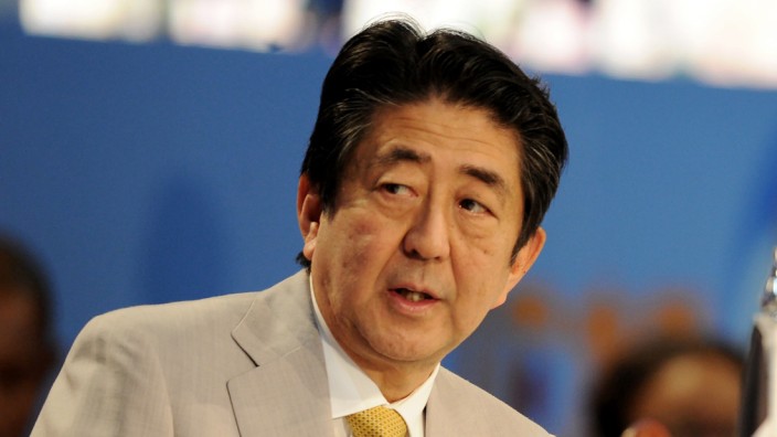 Japan: Pflegt die Vorkriegs-Nostalgie: Japans Regierungschef Shinzo Abe.