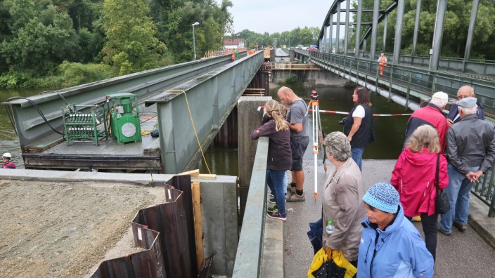 Brückenbau in Moosburg: Schaulustige verfolgen, wie die Brücke mithilfe von Hydraulikpressen von der Stelle kommt.