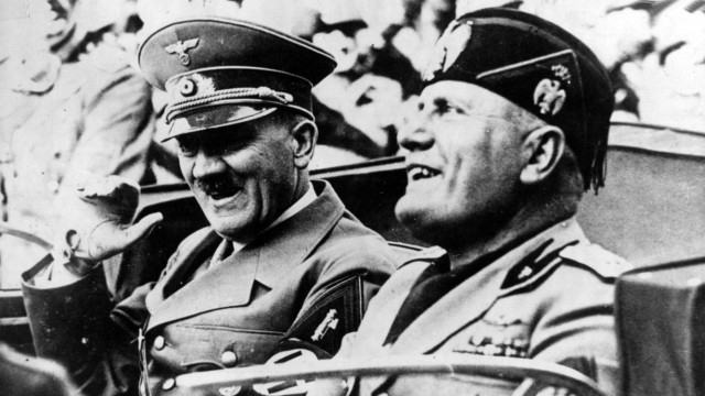 Kirche und Faschismus: Diktatoren und Polit-Partner: Adolf Hitler (li) und der italienische Ministerpräsident und Duce Benito Mussolini auf der Fahrt durch Florenz