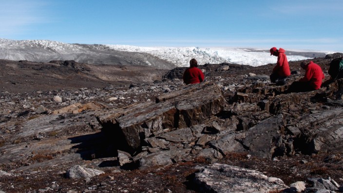 Geologie: Vor vier Jahren untersuchte das australische Team Gestein auf Grönland - sie haben darin womöglich die Spuren uralten Lebens entdeckt.