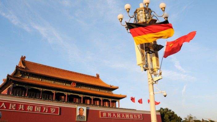 Geschäftsbeziehungen: Beim Merkel-Besuch in Peking wehten die Nationalflaggen einträchtig.