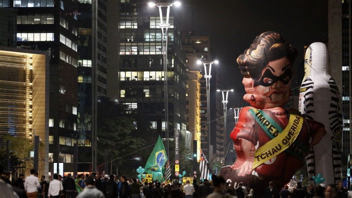 Brasilien: "Tschau Querida" - tschüss, Darling! In São Paulo feiern die Gegner der abgesetzten Präsidentin Dilma Rousseff deren unfreiwilligen Abschied von der Macht.