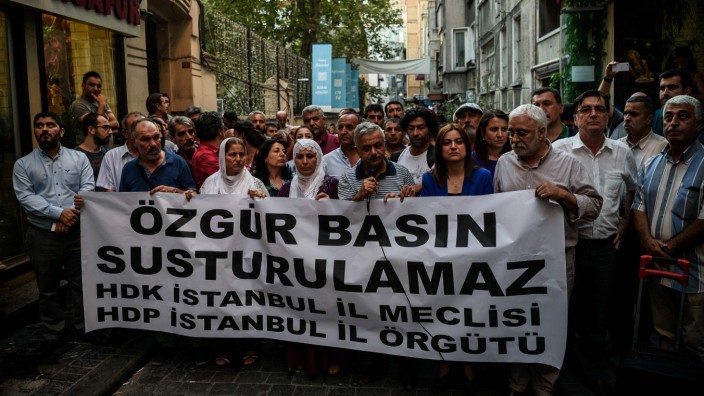 Türkische Chronik (III): Proteste in Istanbul gegen die Schließung der prokurdischen Zeitung Özgür Gündem (zu Deutsch: Freie Agenda). Auf dem Banner steht: "Die freie Presse kann nicht zum Schweigen gebracht werden."