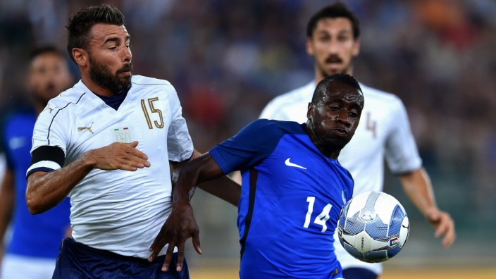 Länderspiele: Frankreichs Blaise Matuidi (rechts) behauptet sich gegen Italiens Andrea Barzagli.