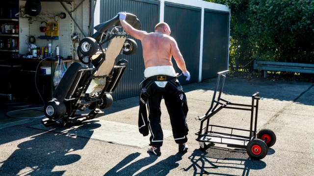 Welttag der Fotografie: Ein Fahrer bringt sein Rennkart nach dem Training auf der Kartbahn in Garching in die Garage.