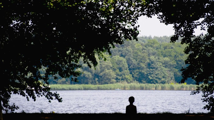 Scheinväter: Wie eine gemeinsame Erinnerung, aus der man gelöscht wird: Ein kleiner Junge sitzt am Ufer des Wannsees. (Symbolbild)