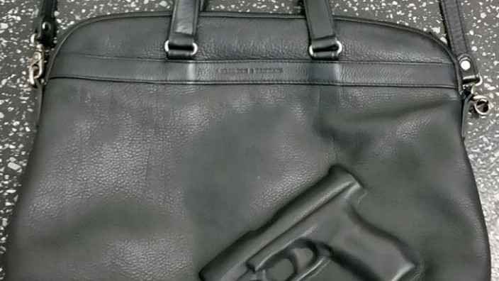 Handtasche mit Pistolenprägung