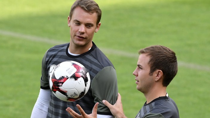 Nationalmannschaft: Der neue Kapitän will ein Teamplayer sein: Manuel Neuer im Gespräch mit Mario Götze (rechts)