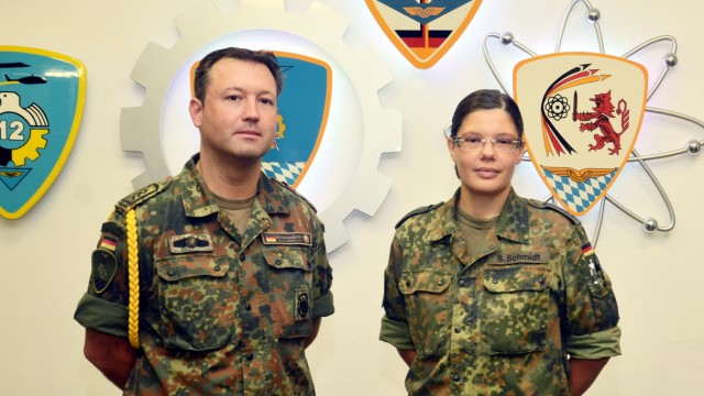 Soldaten in Erding: Oberfeldwebel Stefanie Schmidt und Stabsfeldwebel Christian Hörmannsdorfer am Erdinger Fliegerhorst.