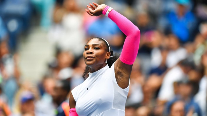 Serena Williams: Auffällig gekleidet: Serena Williams bei ihrem Auftritt gegen die Schwedin Johanna Larsson.
