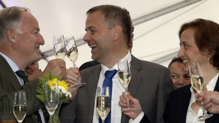 Ihr Forum: Alexander Gauland, der Spitzenkandidat der AfD in Mecklenburg-Vorpommern Leif-Erik Holm und Beatrix von Storch stoßen auf den Wahlerfolg ihrer Partei im Landtag an.