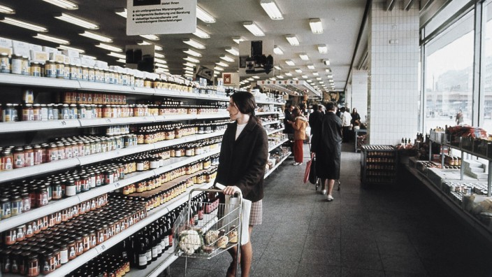 100 Jahre Supermarkt: Einkaufen in einem Supermarkt in Ostberlin 1971. (AP Photo)