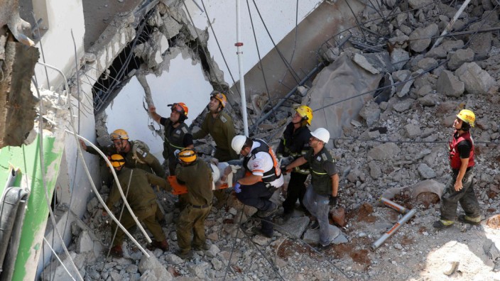 Unglück in Israel: Rettungskräfte auf der Unglücksstelle im Norden von Tel Aviv.