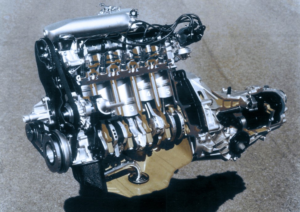 Schnittmodell des ersten Fünfzylindermotors von Audi.