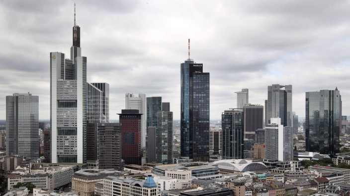 Studie: Ein Blick auf die Finanzmetropole Frankfurt: Das Vertrauen deutscher Kunden in ihre Banken sinkt weiter.