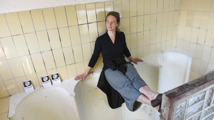 Acht Quadratmeter voller stiller Würde: 6 Urinale, 52 Glasbausteine, eine Facebookseite - in ihrem Klohäuschen hat Anja Uhlig bereits 80 vom Kulturreferat geförderte Aktionen organisiert.