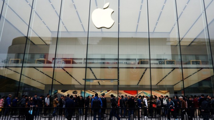 People line up outside an Apple store in Hangzhou