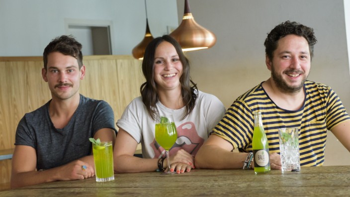 Getränke: Robert Redweik, Jasmin Redweik und Kristijan Krolo (v. li.) haben ein Jahr experimentiert, bis ihr jägergrünes Getränk den richtigen Geschmack hatte.