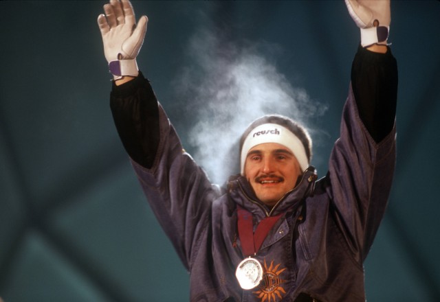 Georg Hackl Deutschland Olympiasieger 1994 während der Siegerehrung; schnauzer