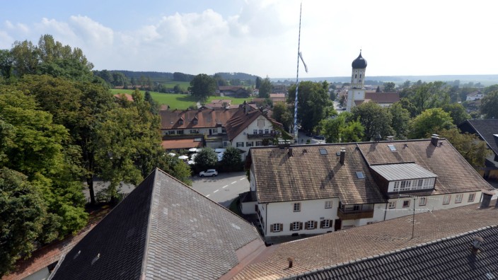 SZ-Serie "Landmarken": Reizvoller Blick aufs Bierdorf. Oben auf dem alten Malzturm liegt einem Aying zu Füßen.