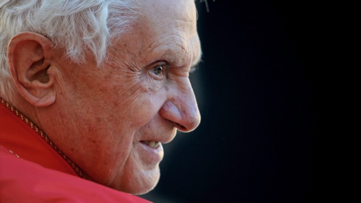 Katholische Kirche: In einer in Rom veröffentlichten Stellungnahme bekundet der emeritierte Papst Benedikt XVI "Schmerz über die Vergehen und Fehler", die in seinen Amtszeiten geschehen seien.